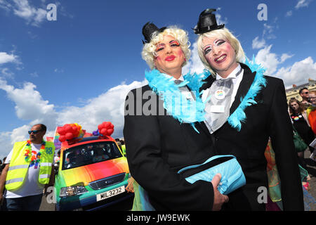 Die Teilnehmer nehmen an den jährlichen Brighton Pride Parade in der Stadt am Meer, UK, Samstag, August 5, 2017. 2017 markiert den 50. Jahrestag der d Stockfoto