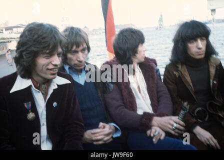 (L-R): Mick Jagger, Charlie Watts, Keith Richards und Bill Wyman. Die rollings Stones in Hamburg (Deutschland) im September 1970 während einer Pressekonferenz auf einem Boot. | Verwendung weltweit Stockfoto