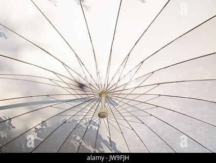 Unter weißer Schirm innen mit Metallstreben und Laub Schatten. Stockfoto