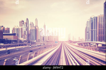 Vintage getonten Bild Sonnenuntergang über Dubai, Vereinigte Arabische Emirate. Stockfoto