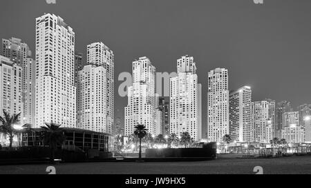 Schwarz-weiß Bild von Dubai bei Nacht, Vereinigte Arabische Emirate. Stockfoto