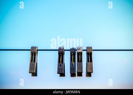 Die alte Wäscheklammern auf das Seil. Stockfoto