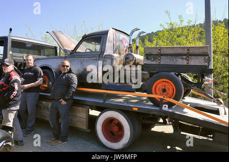 American Car Versammlung an der mechanischen Pol der Stadt Biere im französischen Departement Gard, hier eine Ratte rod Peugeot 403 Stockfoto