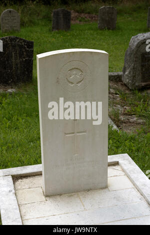 Grabstein von Generalmajor Sir Fabian Ware auf dem Friedhof von Amberley Kirche Gloucestershire England UK. Gründer der Kriegsgräber Kommission. Stockfoto