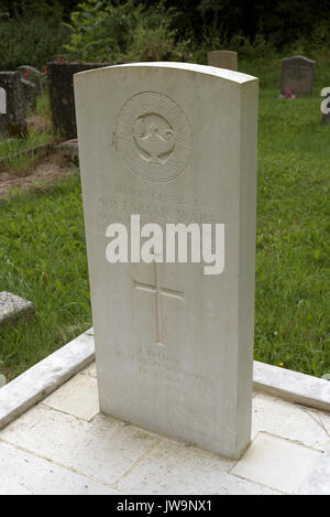 Grabstein von Generalmajor Sir Fabian Ware auf dem Friedhof von Amberley Kirche Gloucestershire England UK. Gründer der Kriegsgräber Kommission. Stockfoto