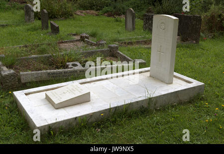 Grabstein von Generalmajor Sir Fabian Ware auf dem Friedhof von Amberley Kirche Gloucestershire England UK. Gründer der Kriegsgräber Kommission. Stockfoto