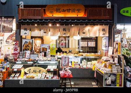 Traditionelle japanische Sweet Shop. Fronted Store im Hallenbad frische guter Markt, Omicho, Kanazawa, Japan. Verschiedene Displays von Süßigkeiten auf Zähler. Stockfoto