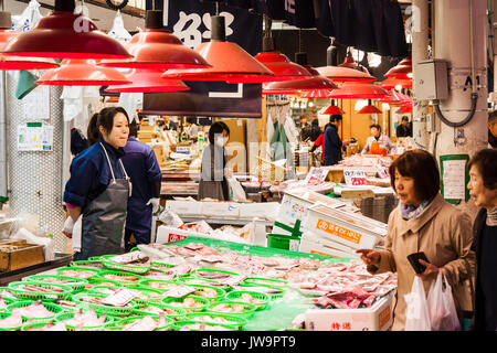 Beliebte Omicho indoor frischen Fisch Markt in Kanazawa, Japan. Fisch mit verschiedenen Arten von Fisch und Meeresfrüchten in grün Kunststoff Körbe Abschaltdruck Stockfoto