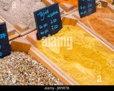 Tajine Gewürze gelbes Pulver auf Marktstand Stockfoto