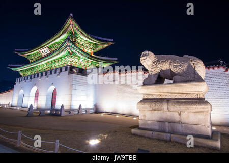 Geyongbokgung Palast in der Nacht in Seoul, Südkorea. Stockfoto