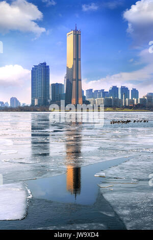 Eis des Flusses Han und das Stadtbild im Winter, Seoul in Südkorea. Stockfoto