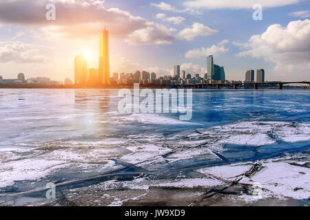 Eis des Flusses Han und das Stadtbild im Winter, Sonnenuntergang in Seoul, Südkorea. Stockfoto