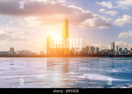Eis des Flusses Han und das Stadtbild im Winter, Sonnenuntergang in Seoul, Südkorea. Stockfoto