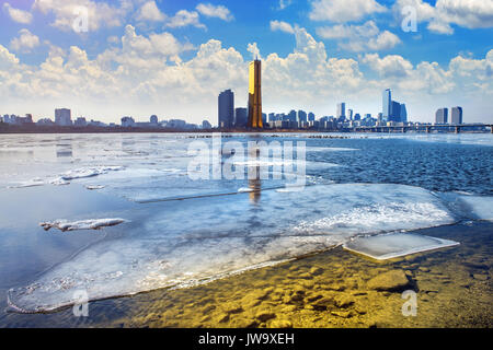 Eis des Flusses Han und das Stadtbild im Winter, Seoul in Südkorea. Stockfoto