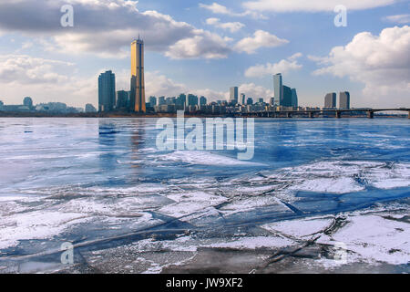 Eis des Flusses Han und das Stadtbild im Winter, Sonnenuntergang in Seoul, Südkorea. Stockfoto
