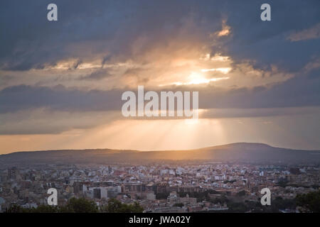 PALMA DE MALLORCA, Balearen, SPANIEN - 25. JULI 2017: schönen Sonnenaufgang über Palma an einem feuchten Morgen am 25. Juli 2017 in Palma de Mallorca, Bal Stockfoto