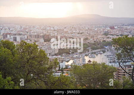 PALMA DE MALLORCA, Balearen, SPANIEN - 25. JULI 2017: schönen Sonnenaufgang über Palma an einem feuchten Morgen am 25. Juli 2017 in Palma de Mallorca, Bal Stockfoto