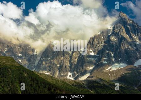 Chamonix Mont-Blanc, Frankreich. Berühmten Turm Aiguille du Midi 3842 m. Mont Blanc Massiv Stockfoto