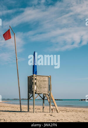 Life guard Tower an der Adria gelegen. Lido di Savio, Ravenna, Emilia Romagna, Italien. Stockfoto