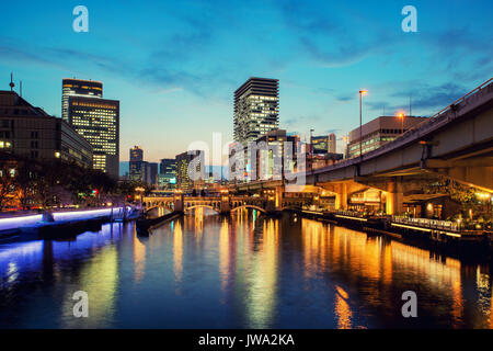 Osaka Wolkenkratzer Gebäude in Nakanoshima Bezirk in der Nacht in Osaka, Japan Stockfoto