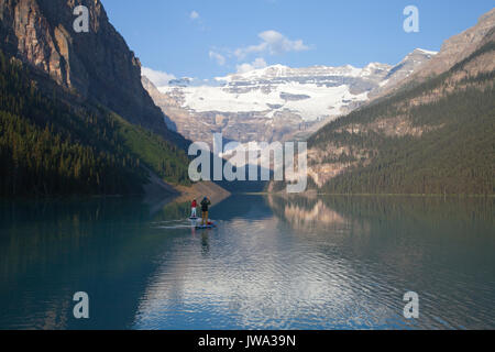 Paddeln auf der wunderschönen smaragdgrünen Wasser des Lake Louise, Banff National Park, Alberta, Kanada. Stockfoto