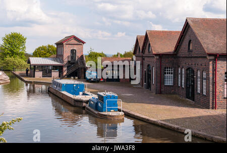 Hatton Schleusen am Grand Union Canal mit Besucherzentrum, Warwickshire, Großbritannien Stockfoto