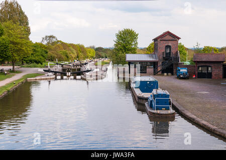 Hatton Schleusen am Grand Union Canal mit Besucherzentrum, Warwickshire, Großbritannien Stockfoto