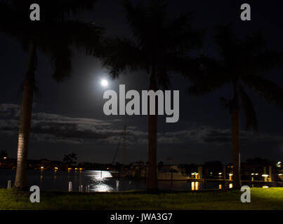 Vollmond im ruhigen Hafen von den Inseln marina Stockfoto