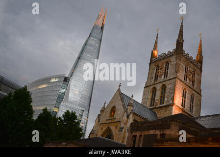 London. Southwark kathedrale die älteste Kathedrale Kirche in London und der SHARD am Südufer der Themse. Stockfoto