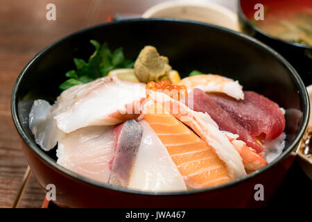Japanisches Essen mit rohen Fischen, genannt Sashimi auf den Reis in die Schüssel in Hakodate Morgen Markt, Hokkaido, Japan. Stockfoto