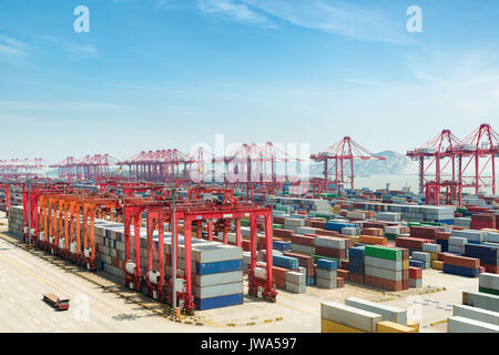 Industrielle Hafen mit Containern, Shanghai Yangshan deepwater Port ist ein Tiefwasserhafen für Containerschiffe in Shanghai, China. Stockfoto