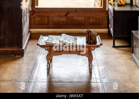 Alte chinesische Buch auf Holztisch. Stockfoto