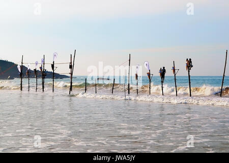 Mirissa, Sri Lanka, 25-02-2017: Wettkämpfe auf der traditionellen Fischerei unter Sri Lankan Fischer Stockfoto