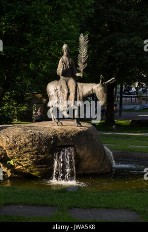 Bronzestatue von Jesus auf einem Esel mit einem palm leaf außerhalb der Leidenschaft Theater in Oberammergau und Garmisch Partenkirchen, Bayern, Deutschland Stockfoto