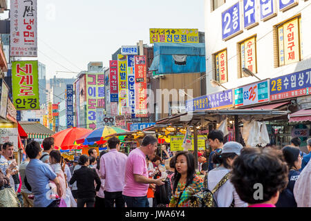 SEOUL, Südkorea - 16. Mai: Namdaemun Markt in Seoul ist die älteste und größte Markt in Südkorea. Foto am 16. Mai 2015 in Seoul, Süd K genommen Stockfoto