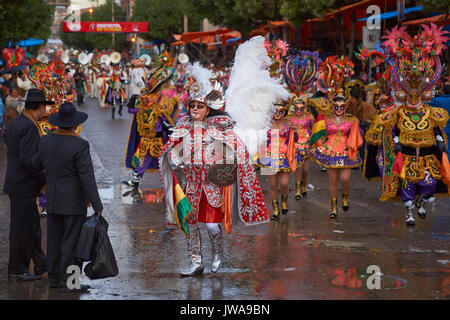 Maskierte Diablada Tänzer in kunstvollen Kostüme Parade durch die Bergbau-Stadt Oruro auf der Altiplano Boliviens während der jährliche Karneval. Stockfoto