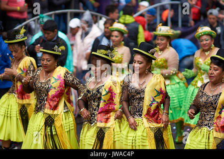 Morenada Tanzgruppe in bunten Outfits paradieren durch die Bergbau-Stadt Oruro auf dem Altiplano von Bolivien während der jährliche Karneval von Oruro. Stockfoto