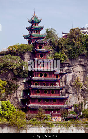 Wikipedia: Shibaozhai (' kostbarer Stein Festung") ist ein Hügel am Ufer des Yangtze River (Chang Jiang) in Zhong County, Chongqing, China. Auf Stockfoto