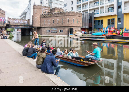 Canal Gaukler auf, Punt, gegenüber, die, Pirate Castle, Sport, Bootfahren, Center, Regents Canal, London, England, Großbritannien Stockfoto