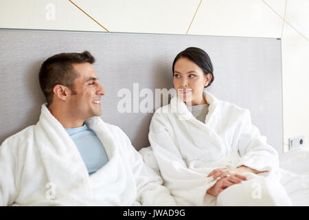glückliches Paar im Bett zu Hause oder im Hotelzimmer Stockfoto