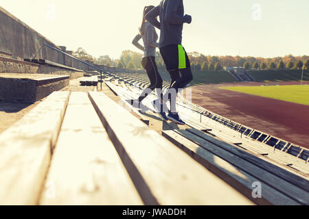 Nahaufnahme eines Paares auf Stadion im Erdgeschoss ausgeführt Stockfoto