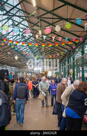 Irland, Nord, Belfast, St George's Markt Innen besetzt mit Menschen einkaufen. Stockfoto