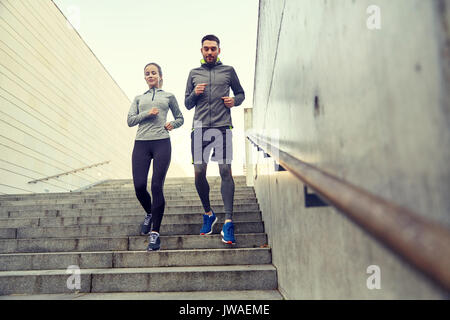 glückliches Paar läuft unten in Stadt Stockfoto