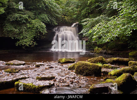 In der Nähe der Felsen am Kessel fällt Stockfoto