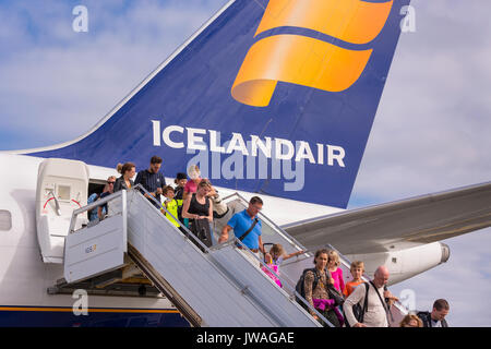 Vom internationalen Flughafen Keflavik, Island - ankommende Passagiere aussteigen Icelandair jetliner. Stockfoto