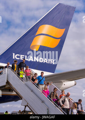 Vom internationalen Flughafen Keflavik, Island - ankommende Passagiere aussteigen Icelandair jetliner. Stockfoto