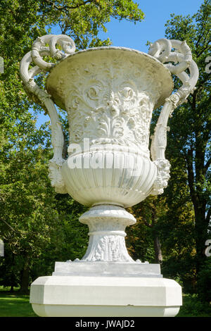 Aus Zinkdruckguss Vase in die Gärten des Palastes, Ludwigslust, Mecklenburg-Vorpommern, Deutschland Stockfoto