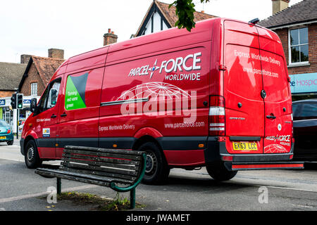 Parcel Force Delivery Van Geparkt auf der Seite der Straße auf ein Dorf High Street Stockfoto