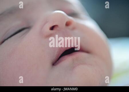 Eine schlafende drei Wochen alten Baby girl. Stockfoto