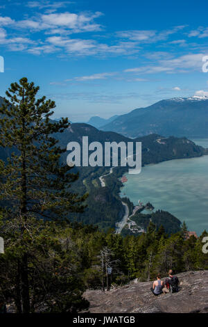 Ein paar wanderte bis Stawamus Chief in North Vancouver, BC. Sie sind romantisch und die Aussicht genießen. Stockfoto